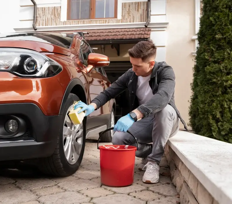 Lavage auto à domicile Le Blanc : professionnel intervenant sur un véhicule